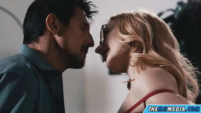 Sexe romantique avec une blonde cochonne